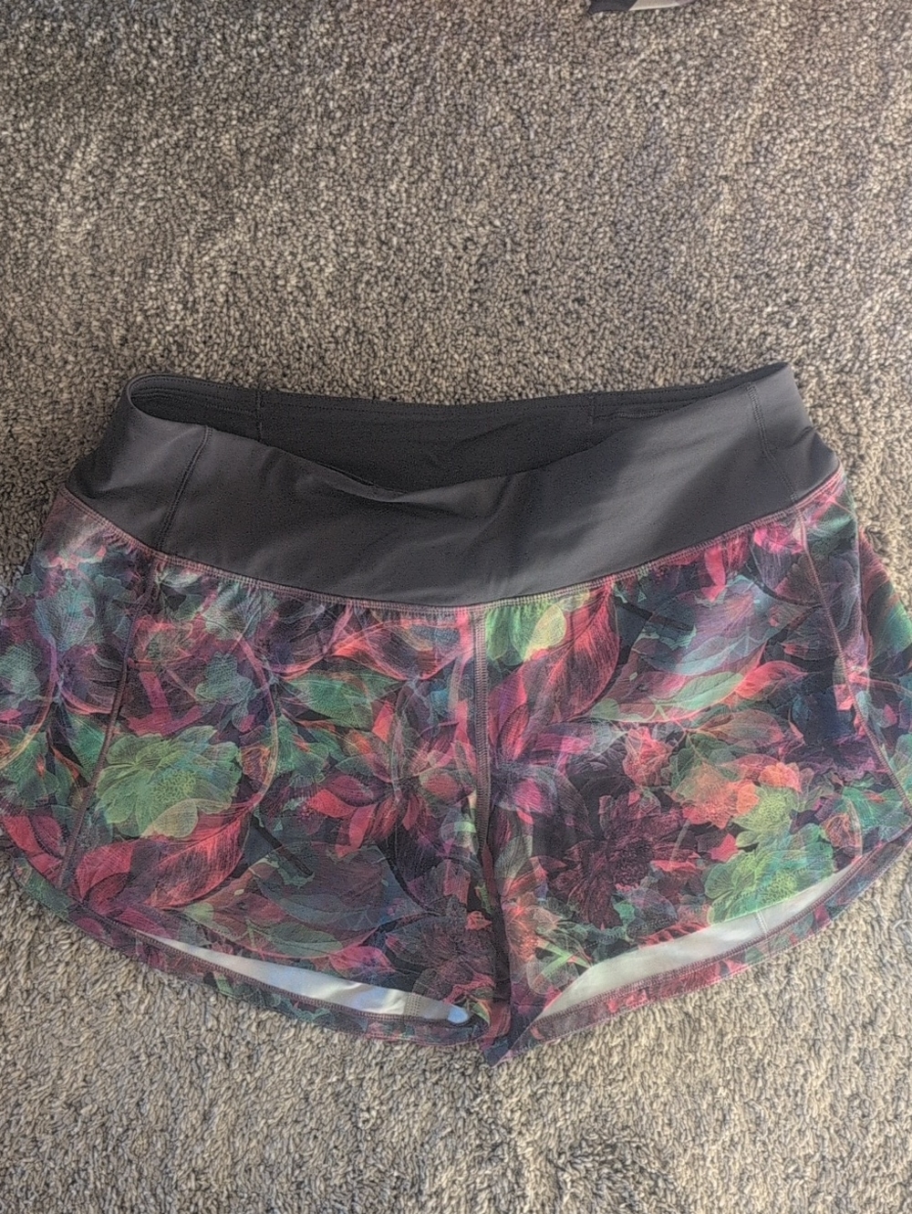 Lululemon Size 8 Tropical Print Speed Shorts 4" Inseam